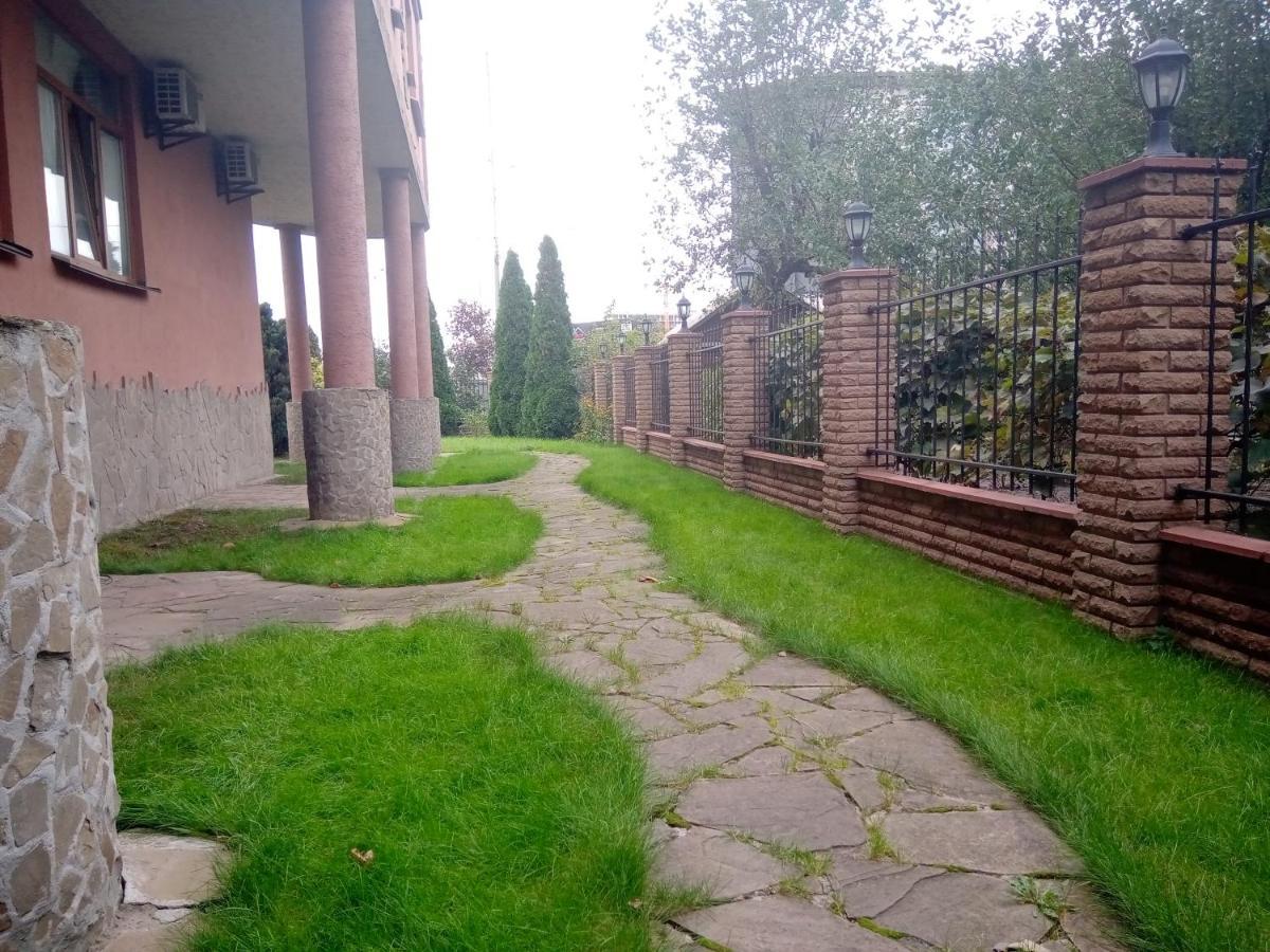 Мотель Карман เคียฟ ภายนอก รูปภาพ
